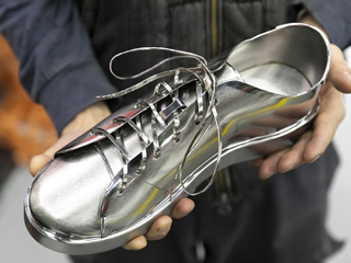 株式会社晃新製作所 施工例「職人技でつくりあげた金属製の靴ディスプレイ」