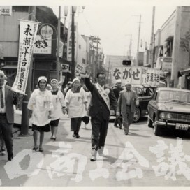 市議会議員選挙の遊説風景の写真