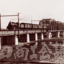 荒川鉄橋を行く蒸気機関車の写真